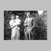 009-0006 Ewald und Anna Siebert mit Sohn Helmut in ihrem Garten. Dachsrode im Sommer 1940.jpg